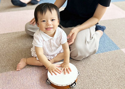 赤ちゃんの「やってみたい気持ち」を引き出します